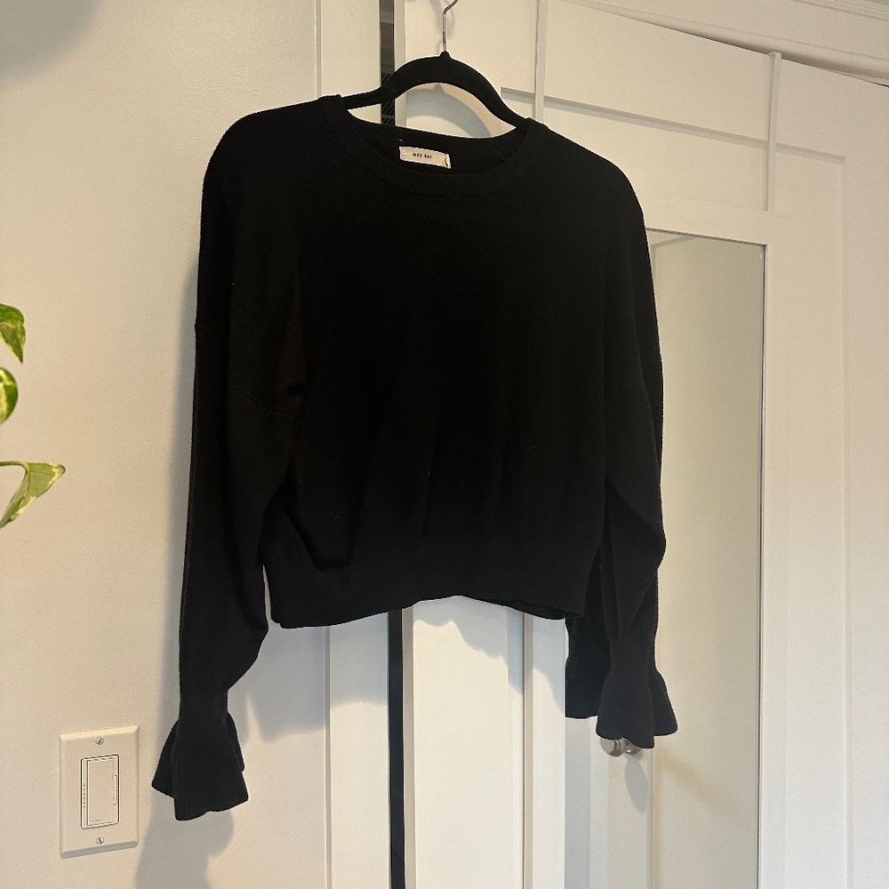 Mod Ref - Black ruffle-sleeve sweater